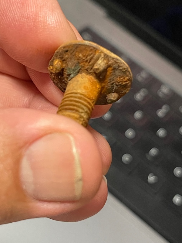 View of tray bolts (1)